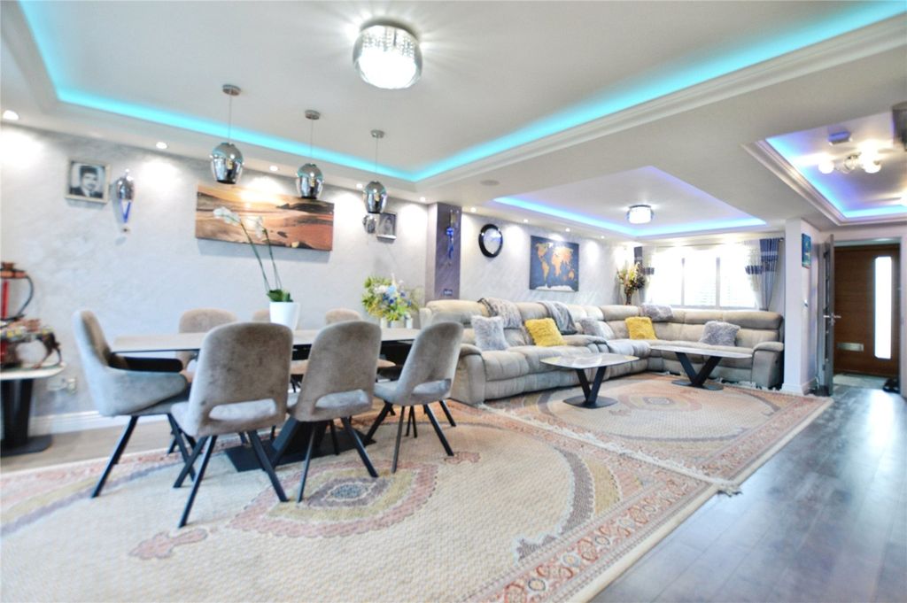 Property photo 3 of 17 Living Room