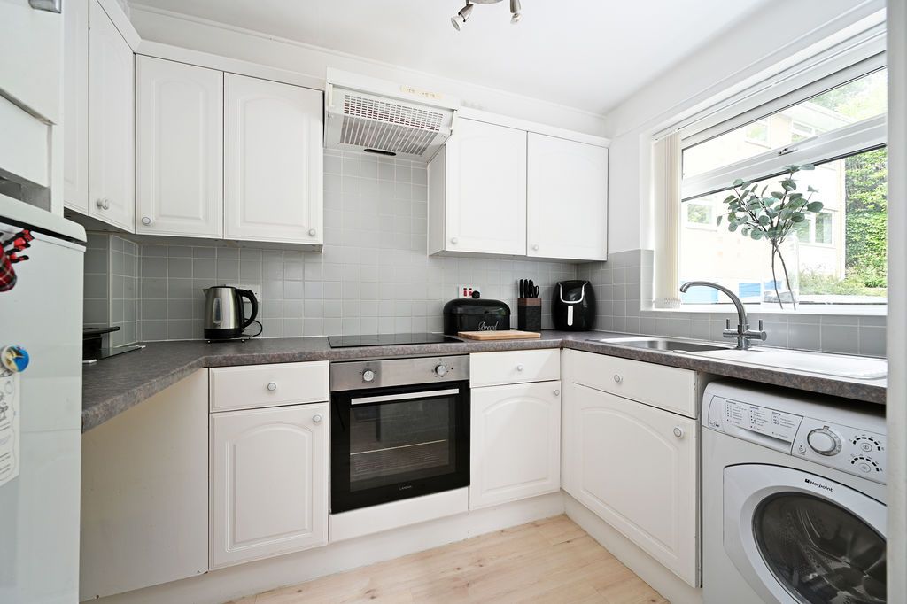 Property photo 3 of 17 Kitchen