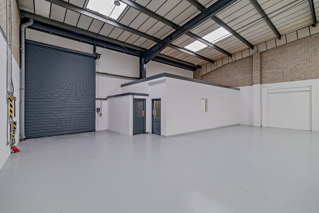 Property photo 3 of 14 8680007-Stills-Interior01(1)-800
