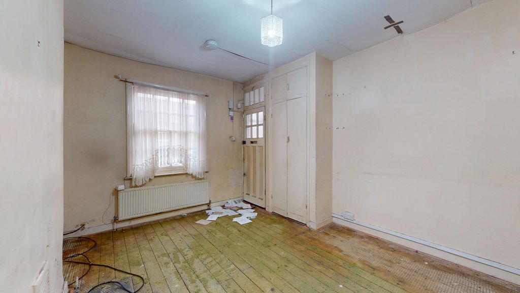Property photo 2 of 16 106 Wulfstan Street, Shepherds Bush, London, W12 0Ah