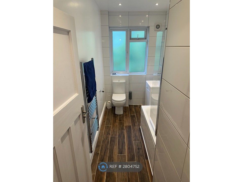 Property photo 3 of 16 Newly Refurbished Bathroom