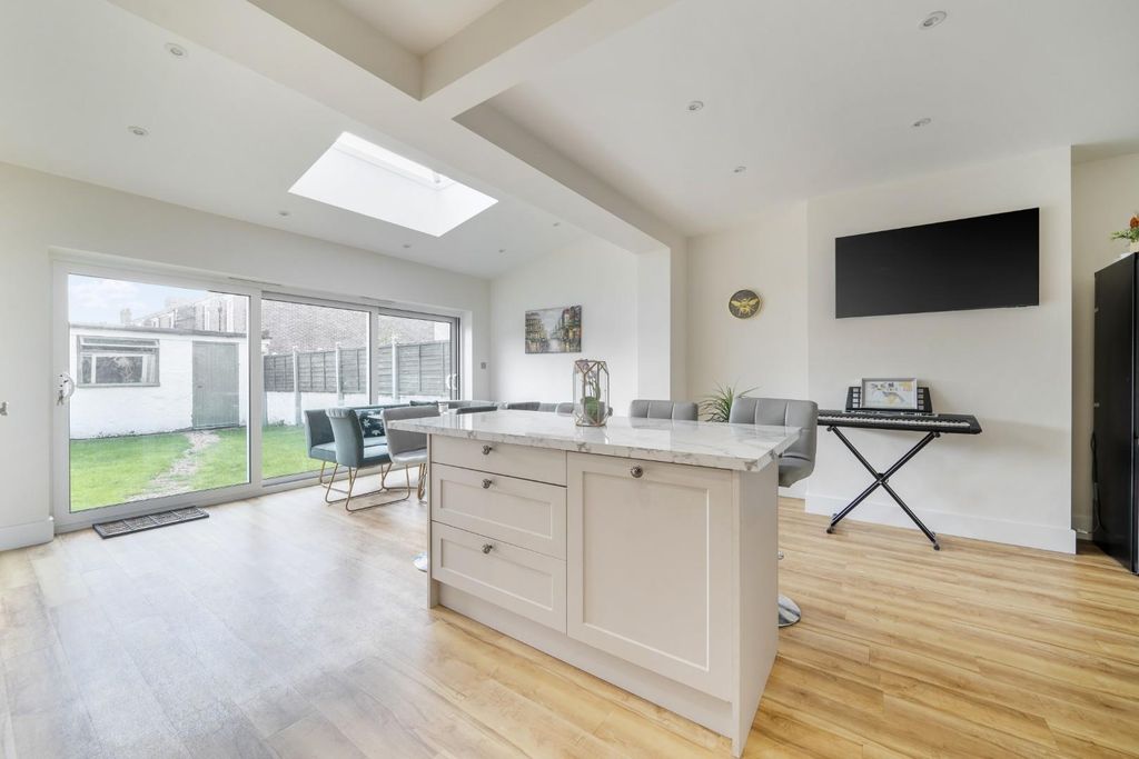 Property photo 3 of 14 1373788-11-690A06E8Ecf53.Jpg