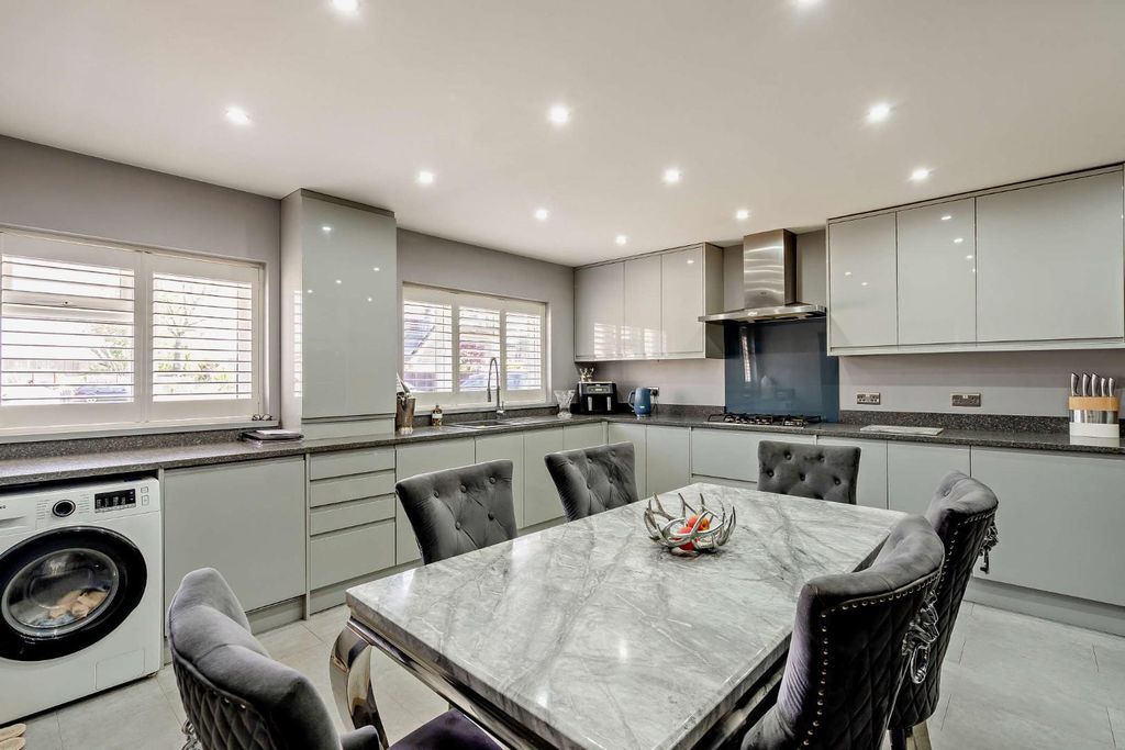 Property photo 2 of 20 8689488-Interior02-800.Jpg