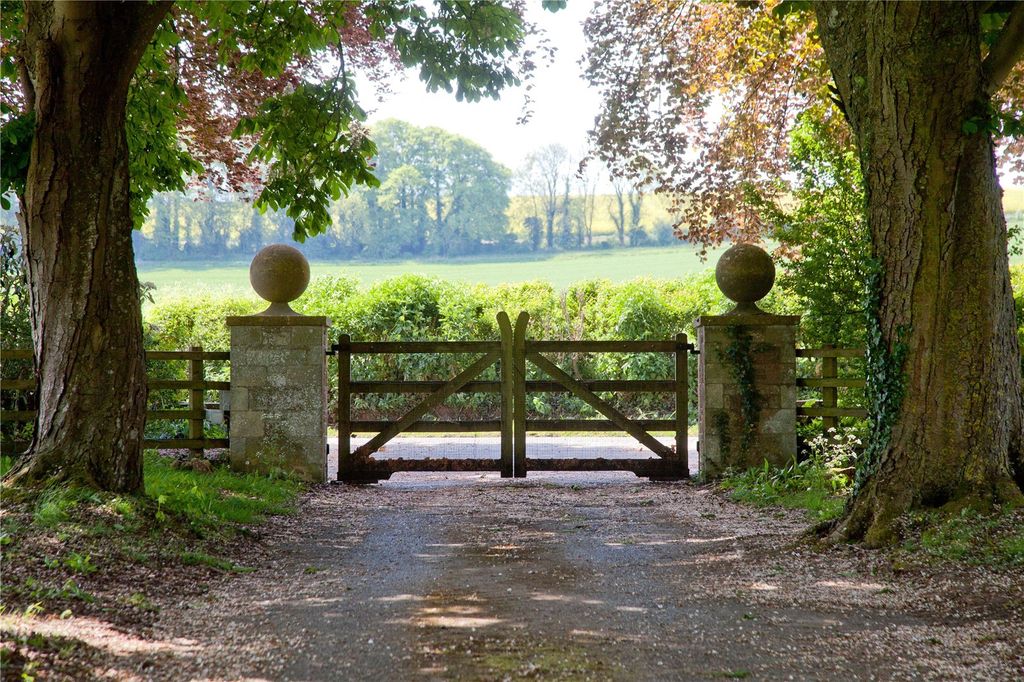 Property photo 3 of 12 Driveway
