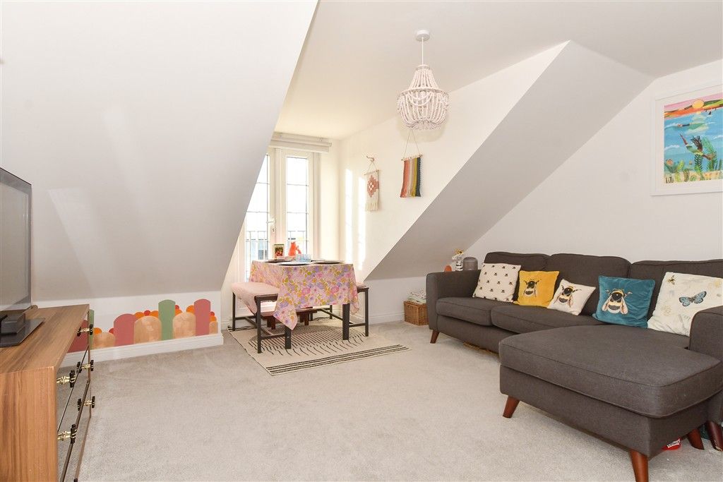 Property photo 3 of 10 Lounge