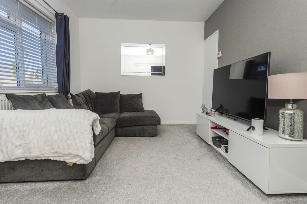 Property photo 2 of 4 Living Room