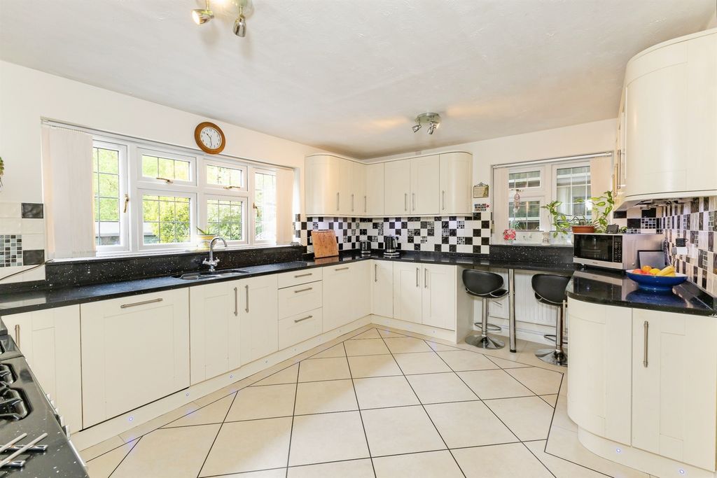 Property photo 2 of 21