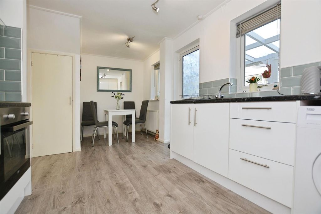 Property photo 2 of 28 Kitchen/Diner