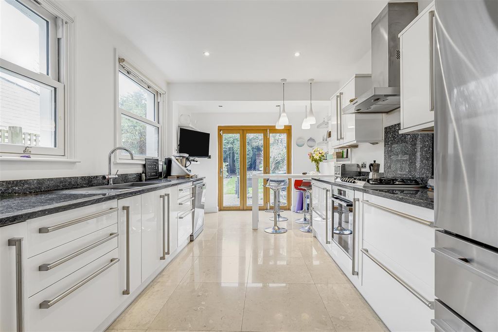 Property photo 2 of 14 Asr- Strathearn_Road__17_.Jpg