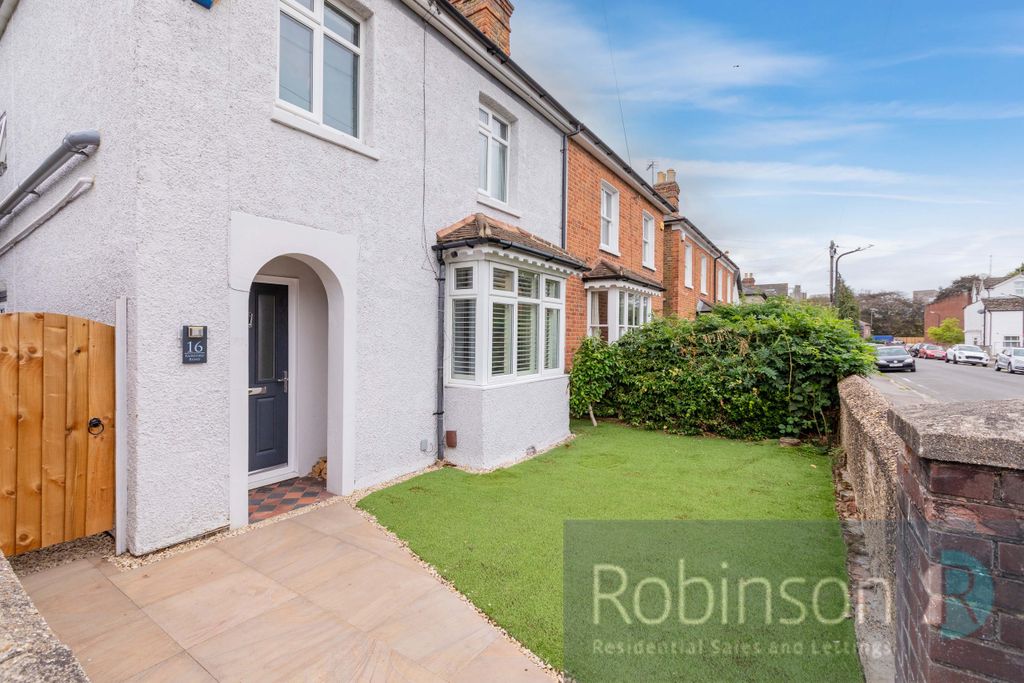 Property photo 3 of 19 16 Fairford Road-8
