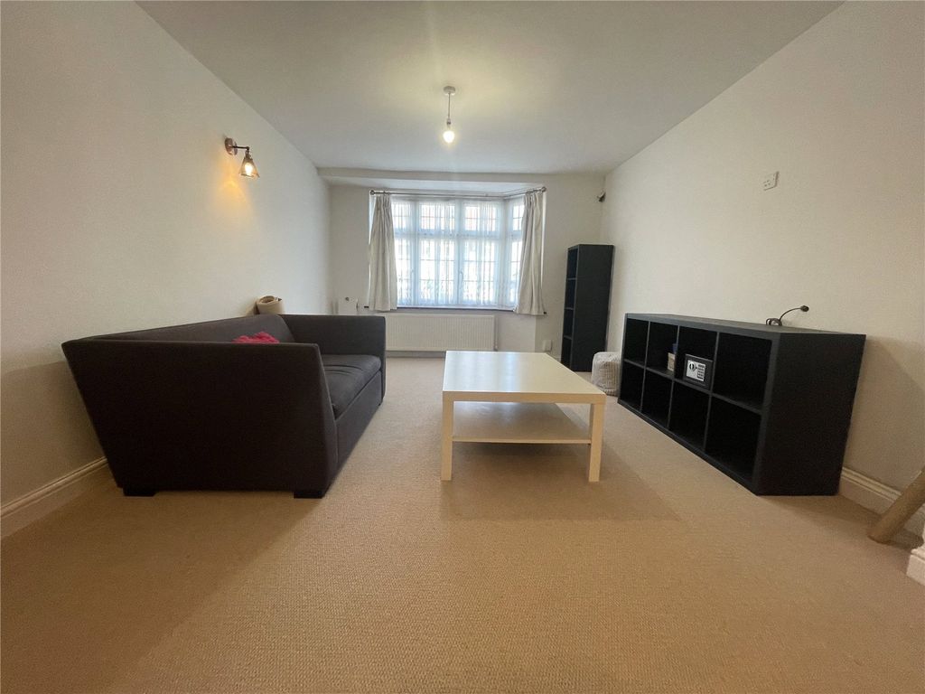Property photo 2 of 17 Through Lounge