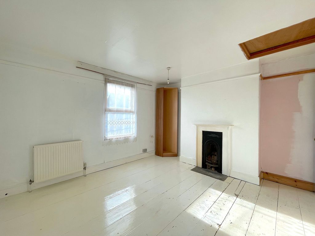 Property photo 3 of 10 Bedroom One (1)