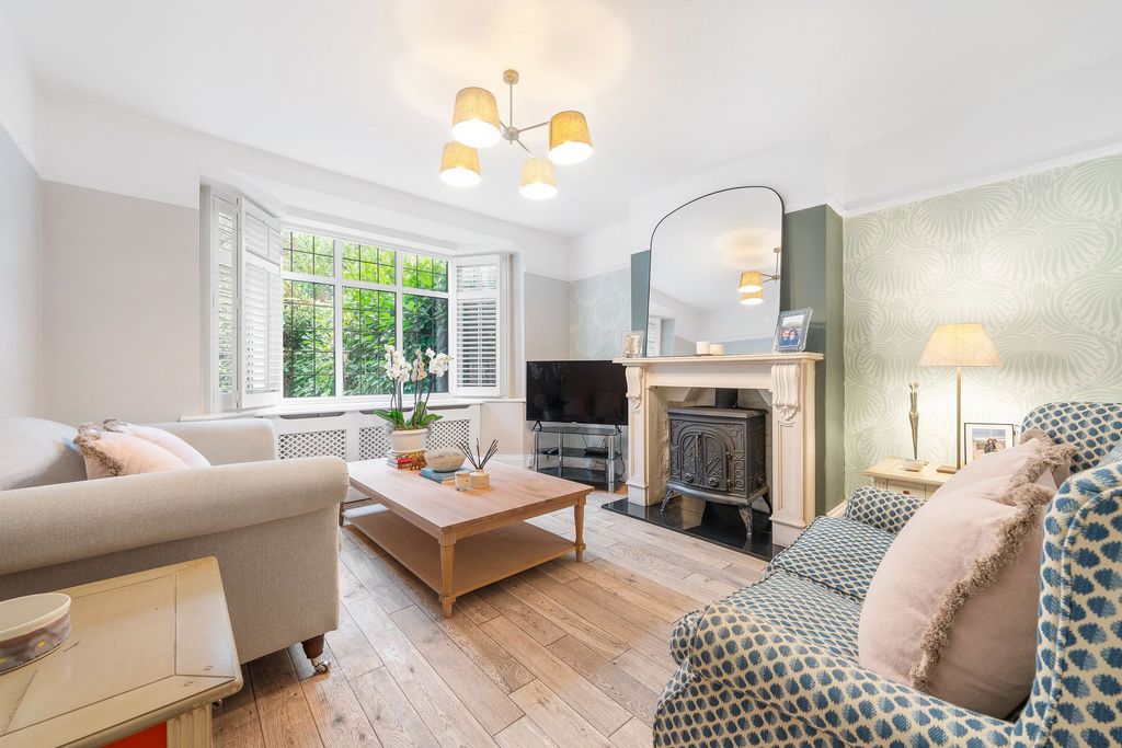 Property photo 3 of 22 Sitting Room (2)