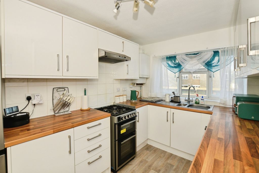Property photo 2 of 10 Kitchen