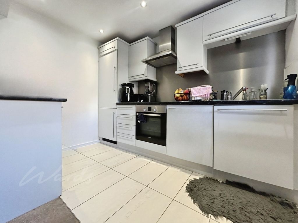 Property photo 3 of 10 Kitchen