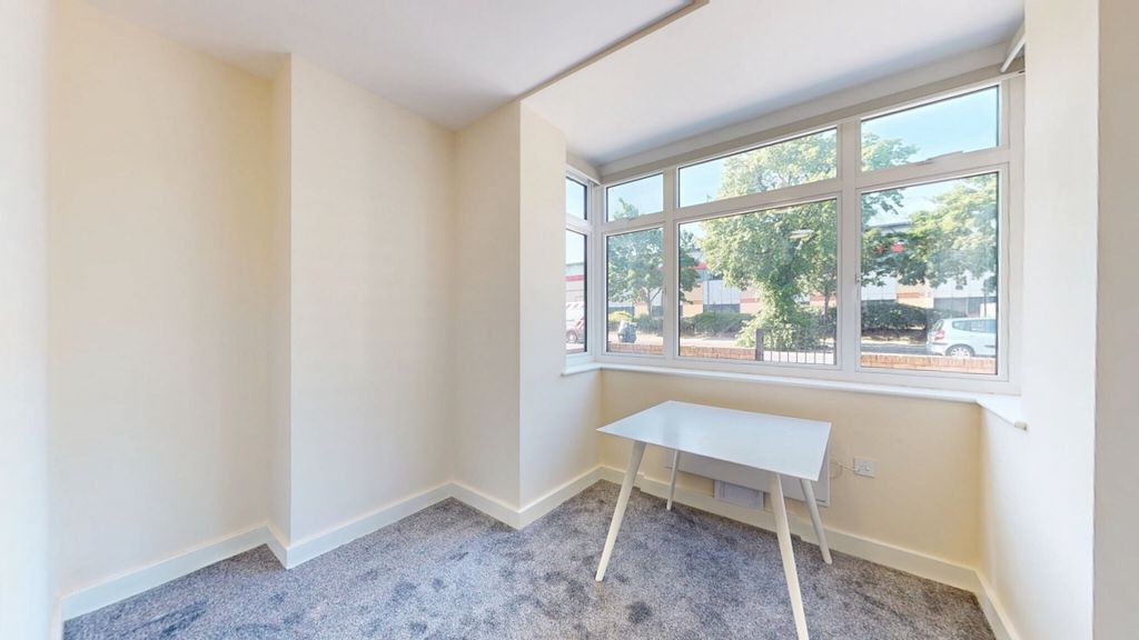 Property photo 1 of 15 Bright Single Bedroom With A Large Bay Window That...