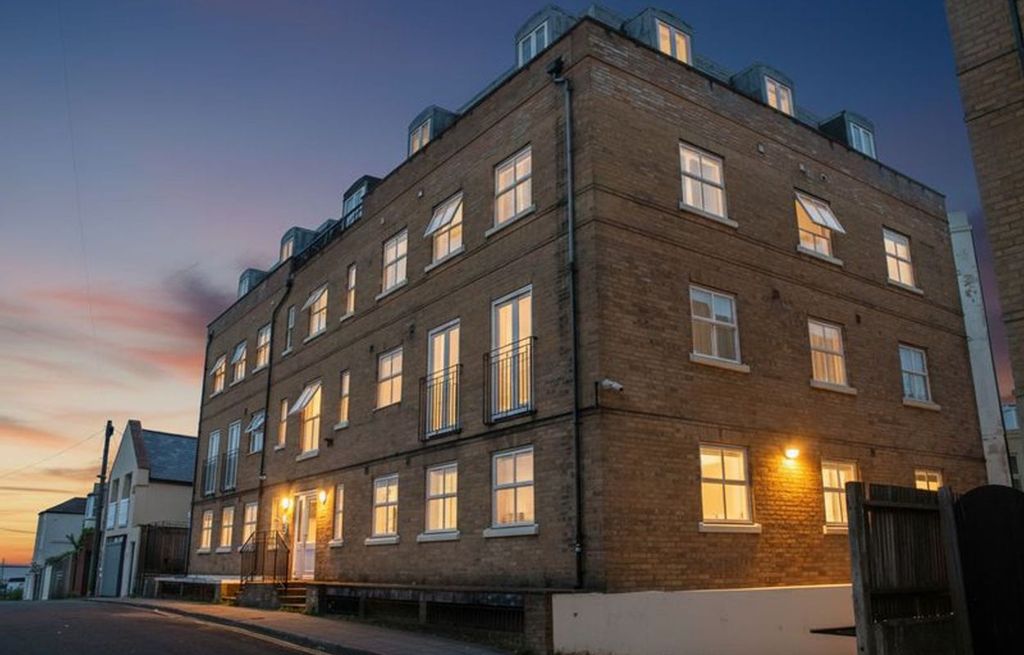 Property photo 1 of 3