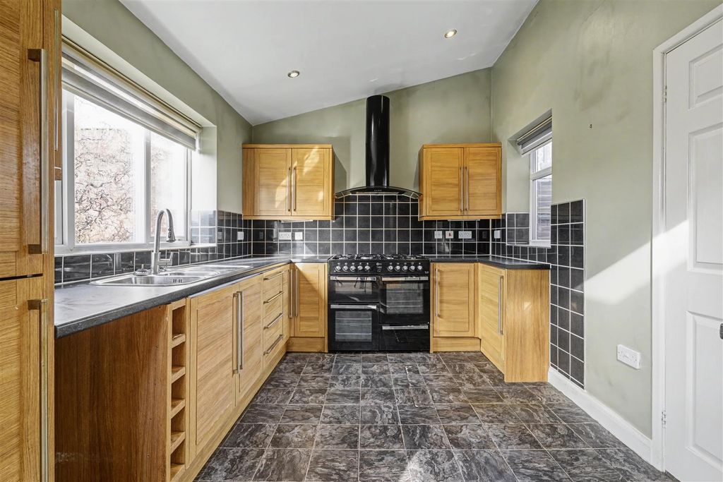 Property photo 3 of 18 Kitchen