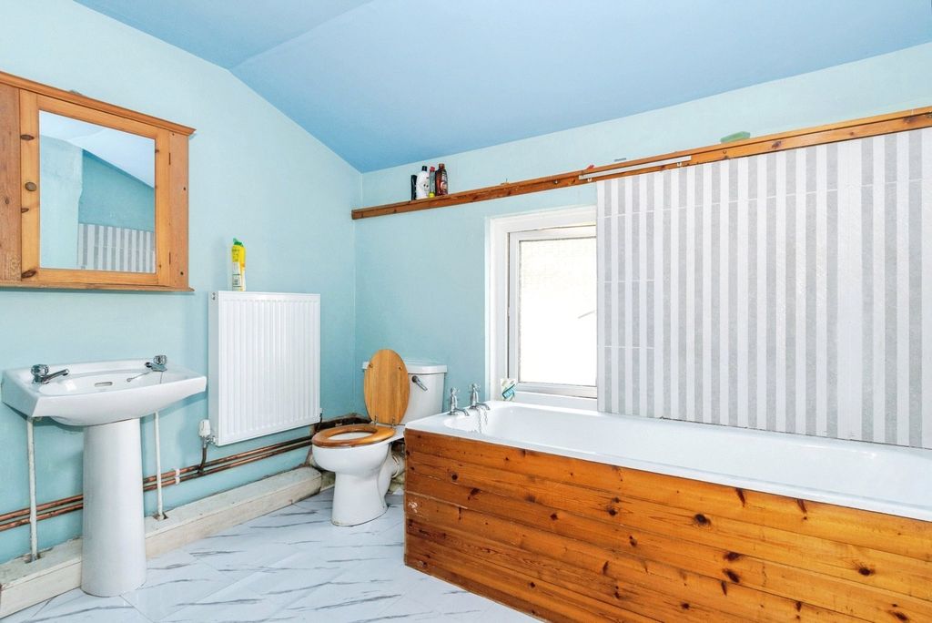 Property photo 3 of 17 Bathroom