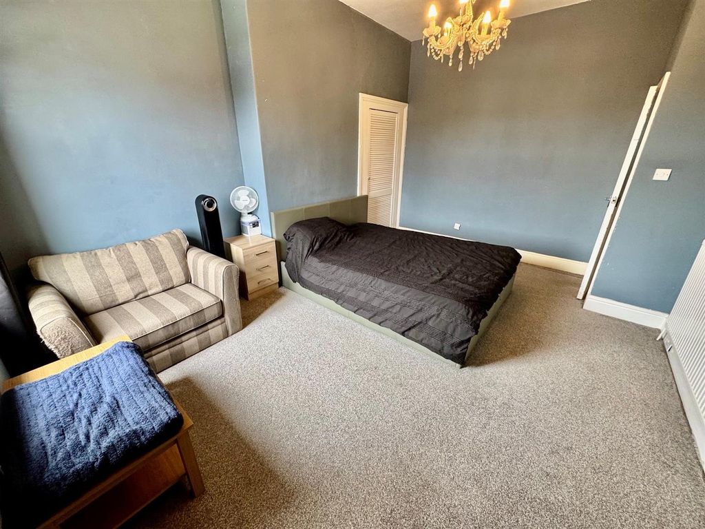 Property photo 3 of 8 Bed.Jpg