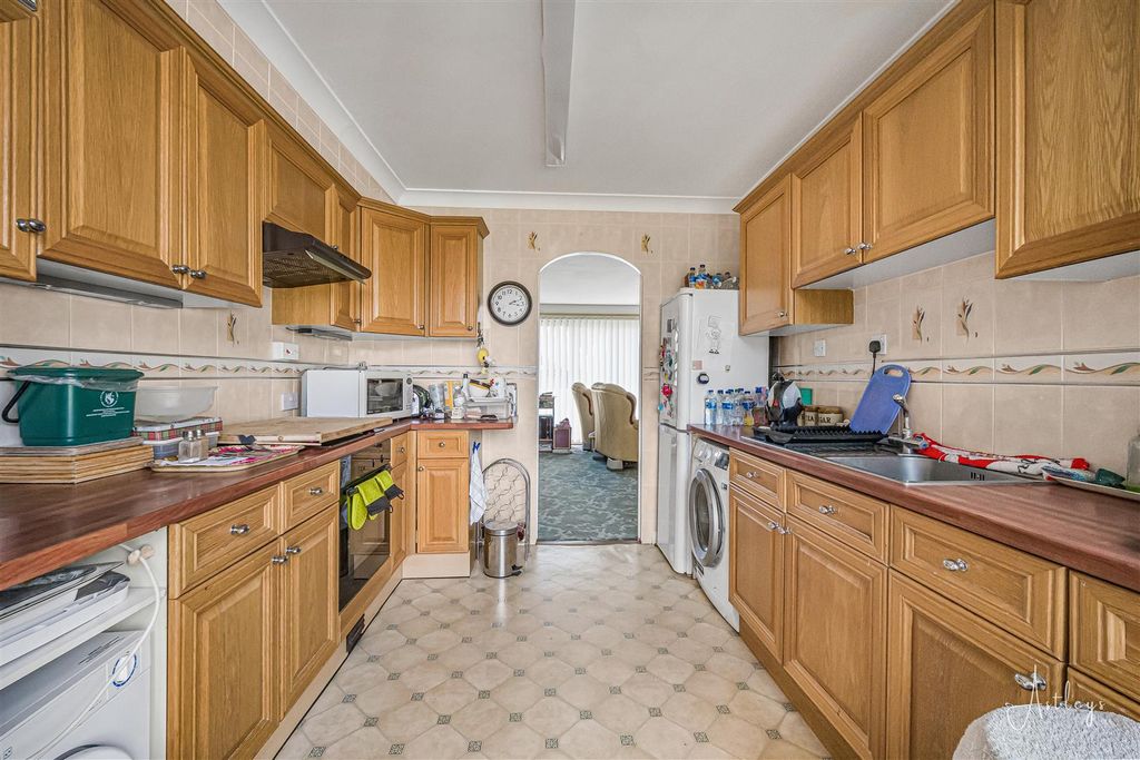 Property photo 2 of 14 Kitchen