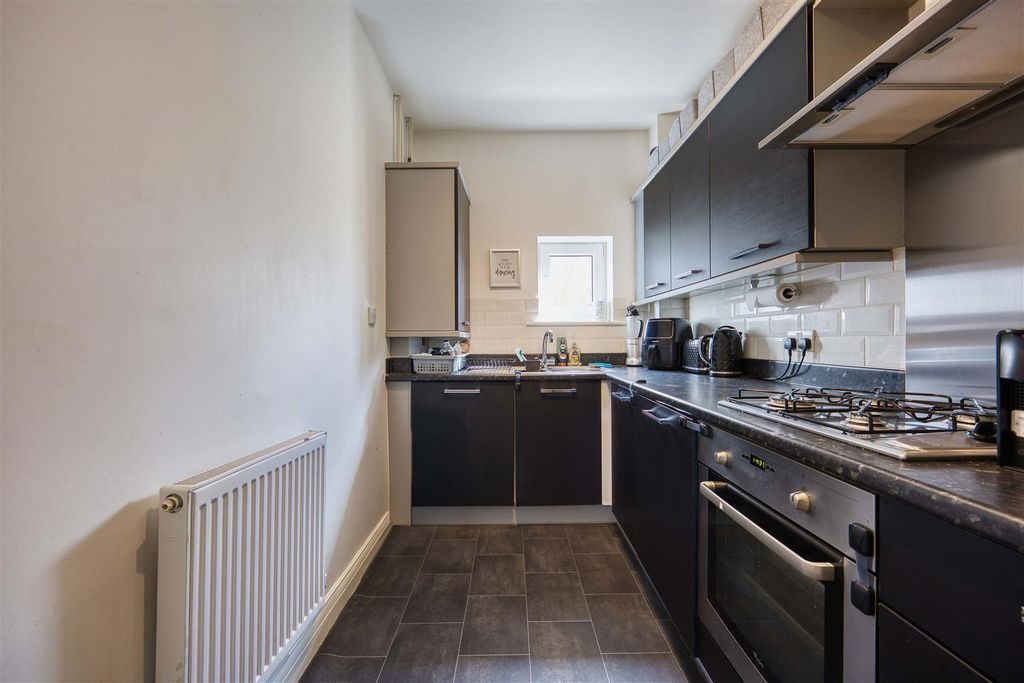 Property photo 3 of 11 Kitchen