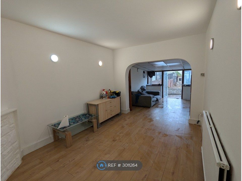 Property photo 1 of 11 Living Room