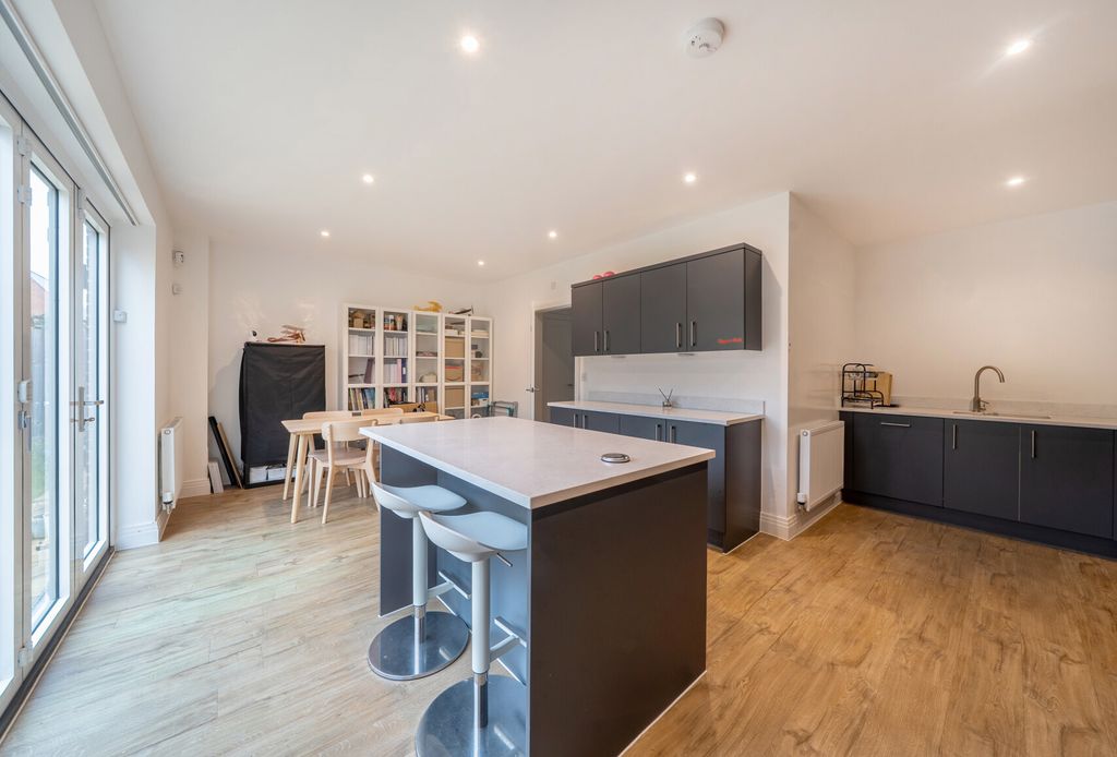 Property photo 1 of 17 1409860-8-698Daa6...