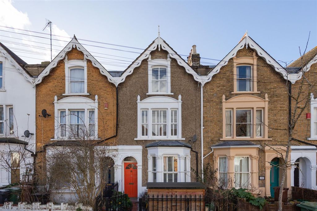 Property photo 1 of 28 Queens Grove Road, E4