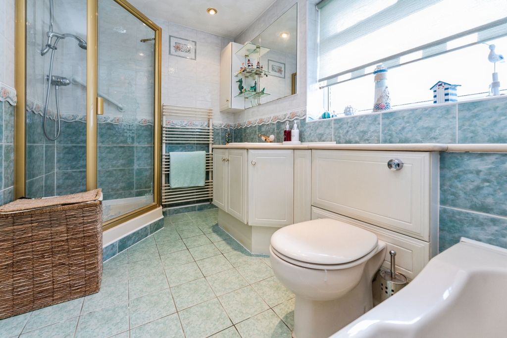 Property photo 3 of 21 Pbox-Bathroom-332060.Jpg