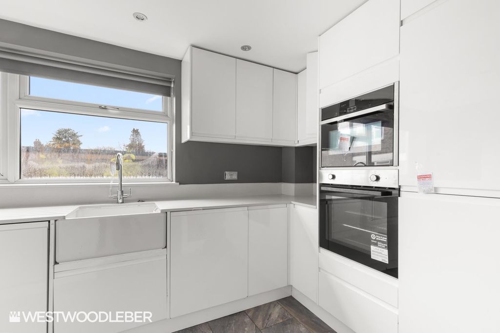 Property photo 3 of 12 Barclaycourt_1.Jpg