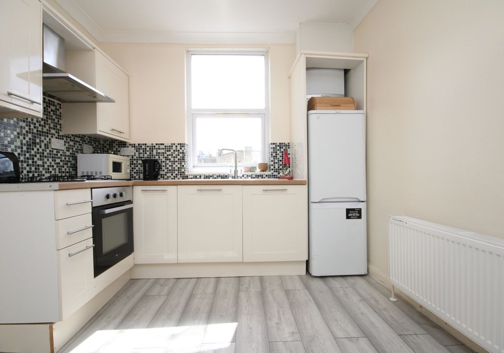 Property photo 3 of 7 Kitchen