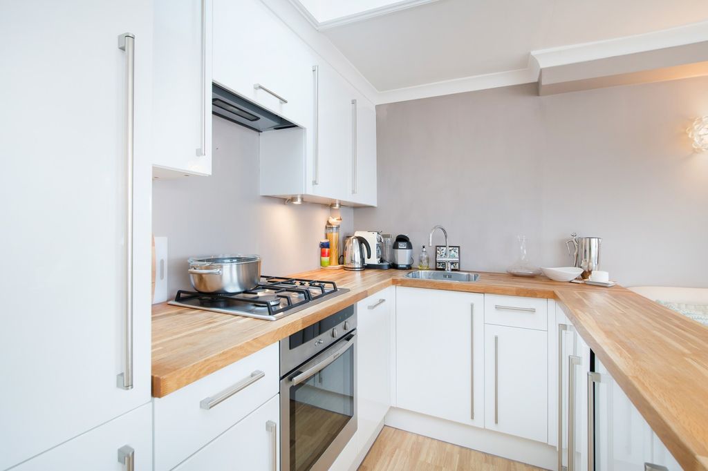 Property photo 3 of 7 Kitchen