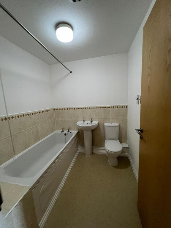 Property photo 3 of 10 Bathroom