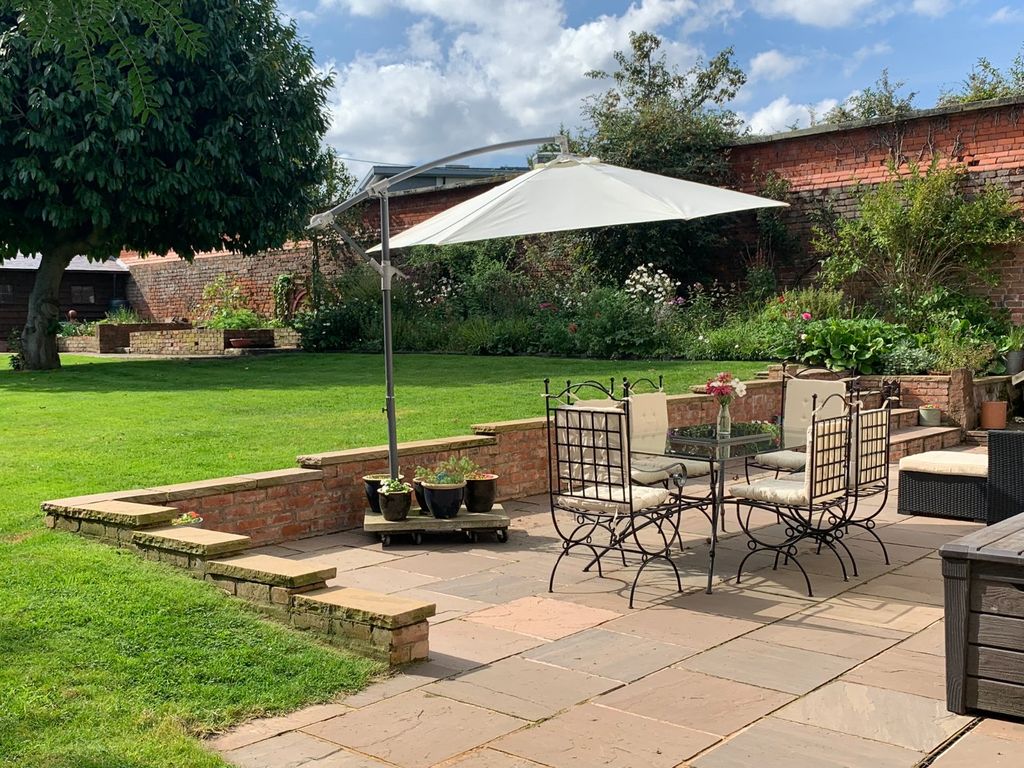 Property photo 2 of 18 Terrace &amp; Garden