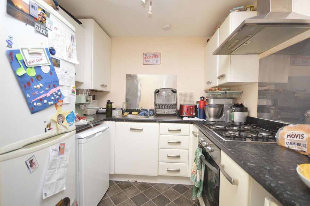 Property photo 3 of 8 Kitchen