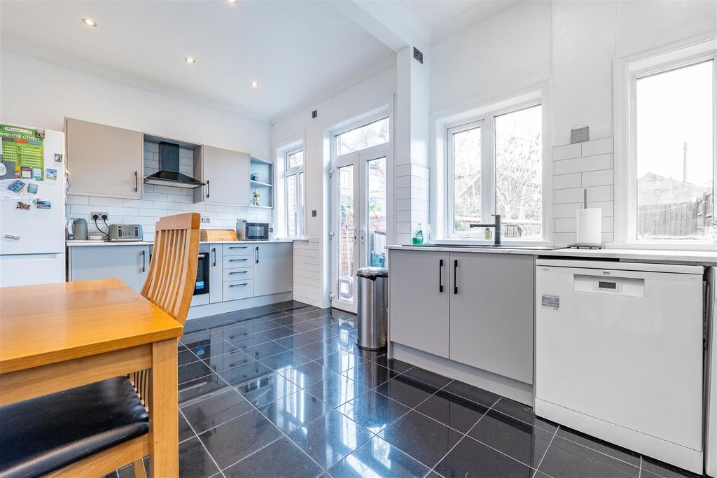 Property photo 3 of 20 Kitchen/Dining Room