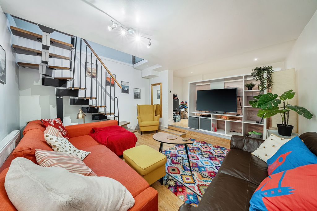 Property photo 1 of 15 Lounge