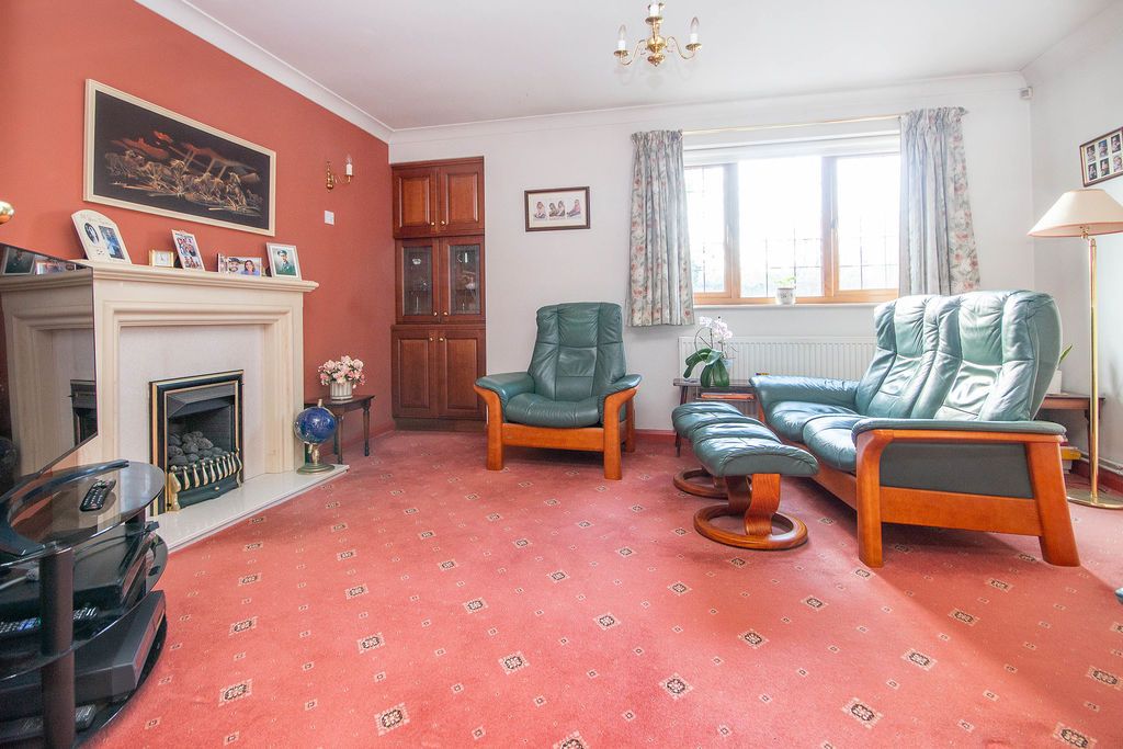 Property photo 3 of 18 Lounge