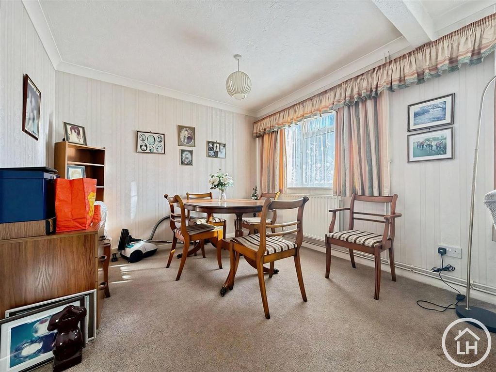 Property photo 3 of 13 Lounge / Diner