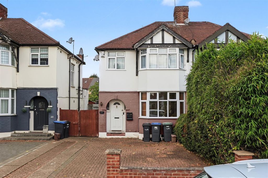 Property photo 1 of 22 357 Firs Lane, London N13 5LX-No Watermark-01-21.J