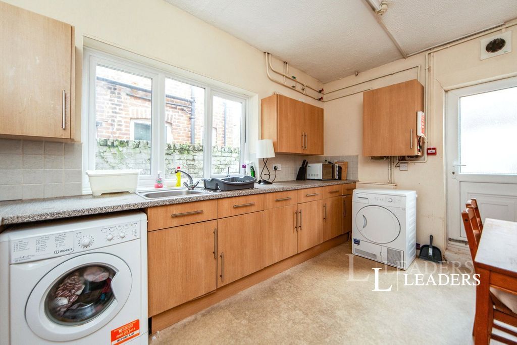 Property photo 2 of 5 Kitchen