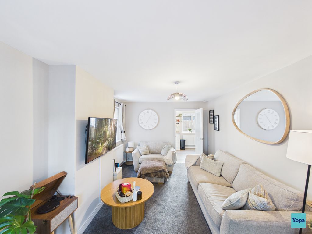 Property photo 3 of 12 Lounge
