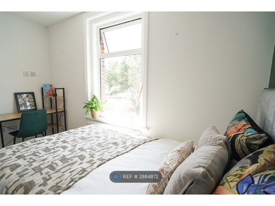 Property photo 3 of 8 Modern Ensuite Double Room