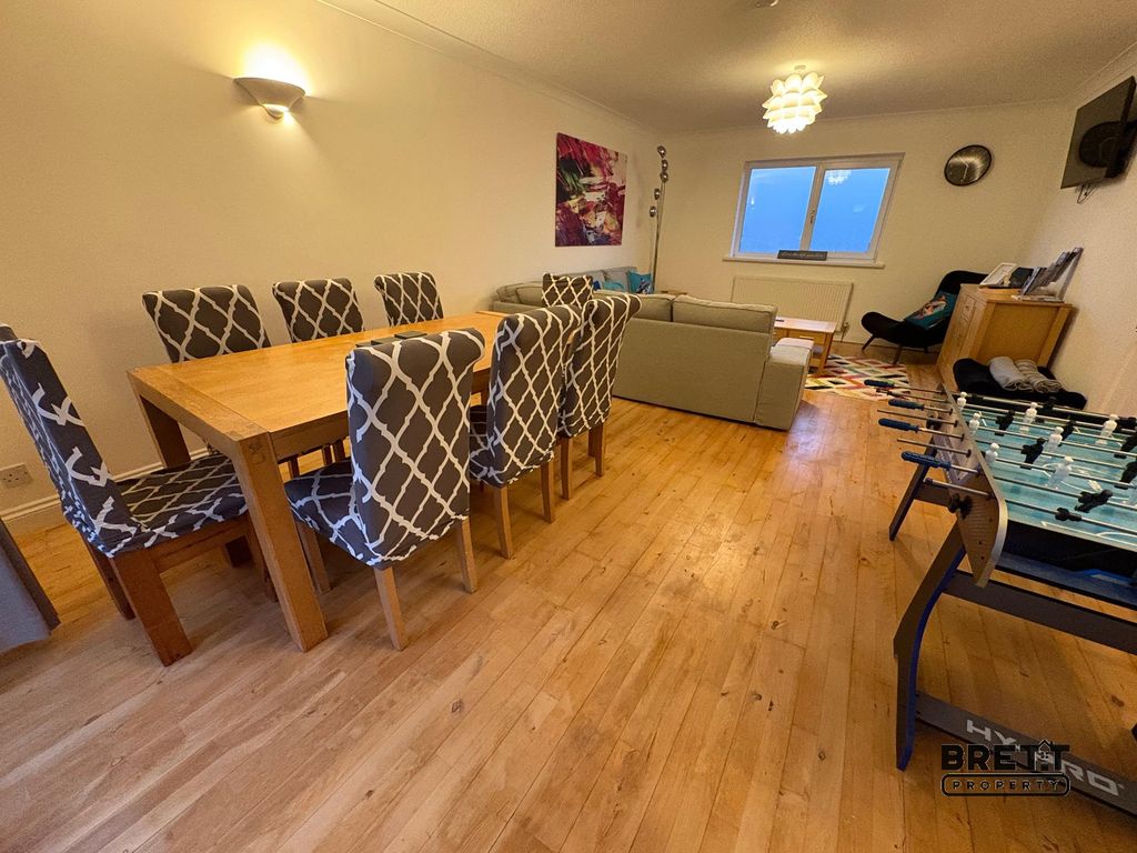 Property photo 2 of 8 Living Room