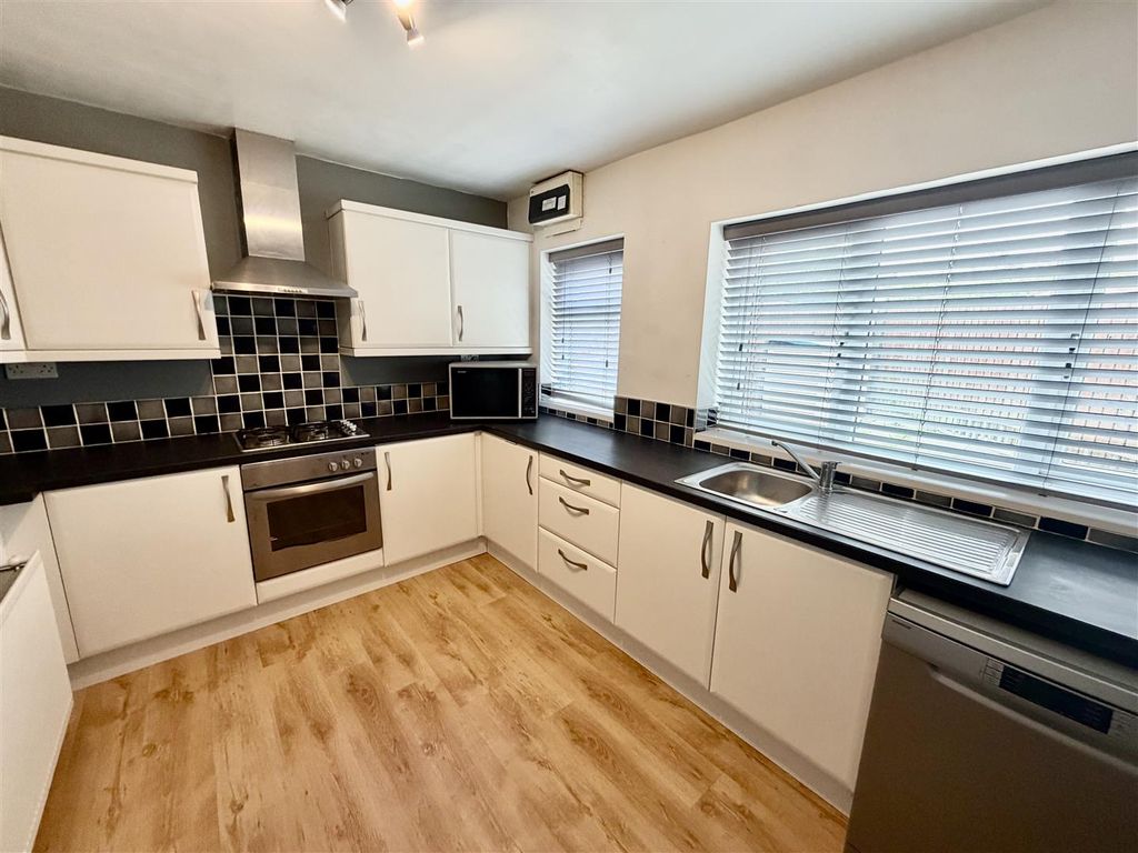 Property photo 3 of 8 Kitchen