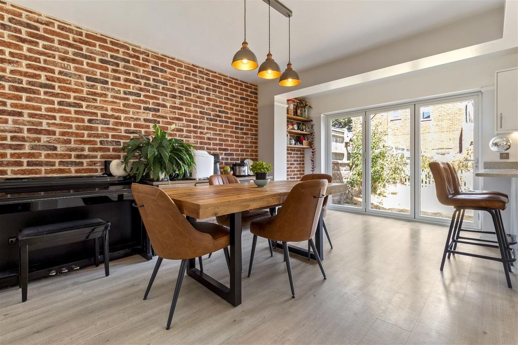 Property photo 3 of 19 4 Wiston Avenue-011.Jpg