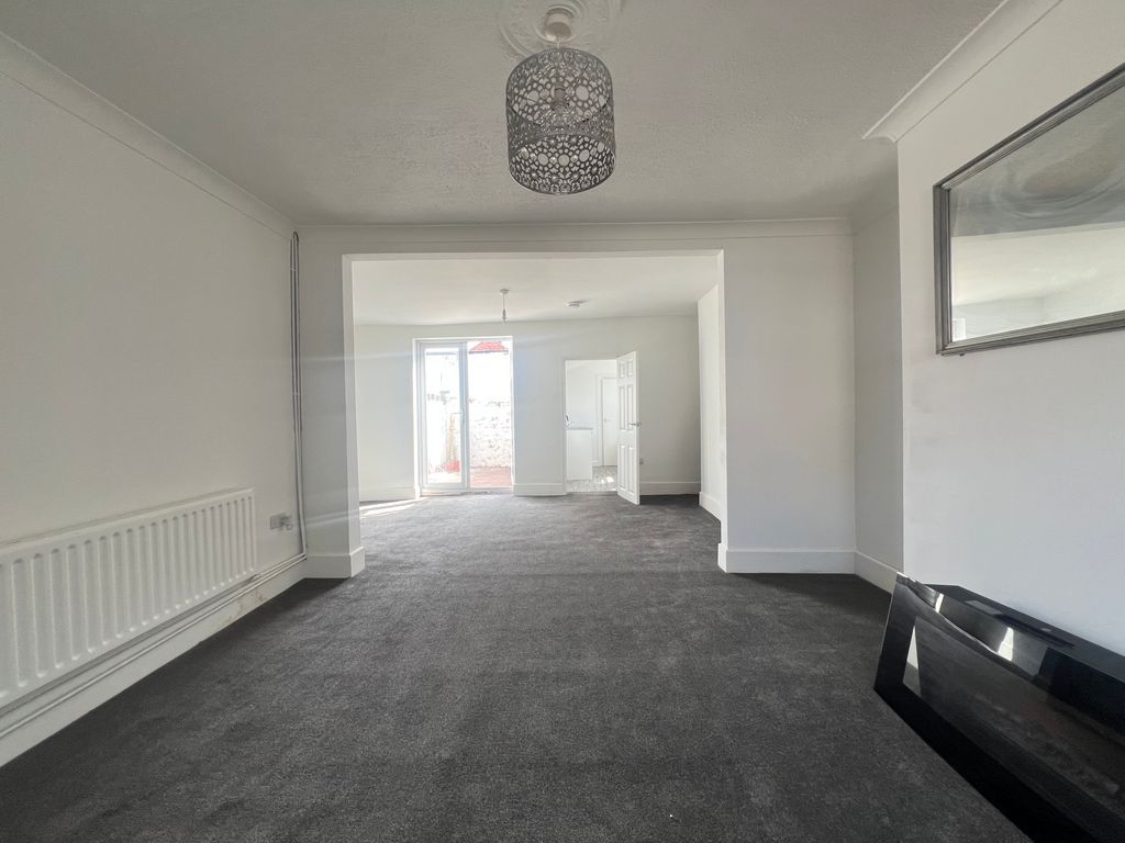 Property photo 3 of 12 Annex