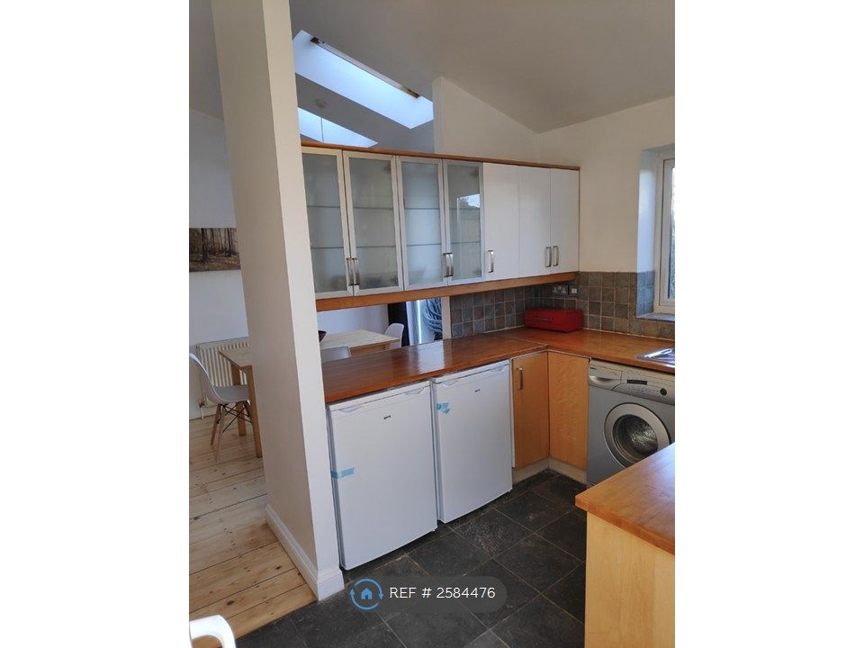 Property photo 2 of 15 Entrance/Kitchen
