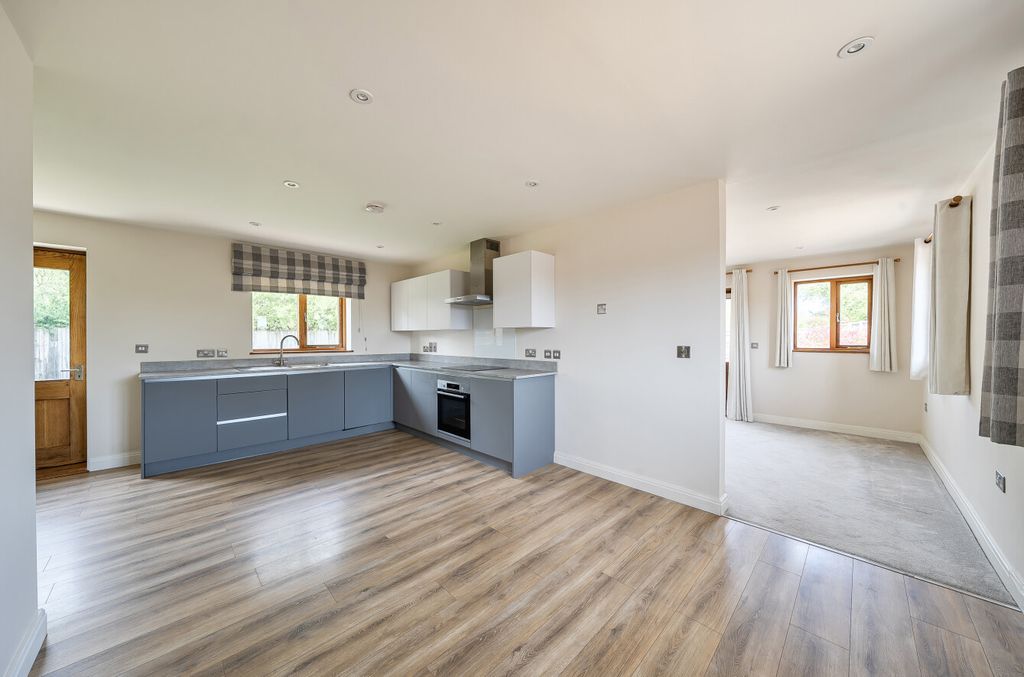 Property photo 2 of 13 1442553-6-69d90F2...